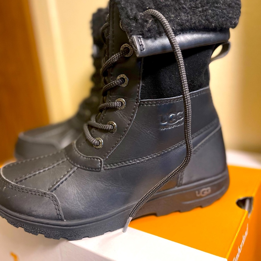BOYS UGG BOOTS SIZE 4 GRADE SCHOOL